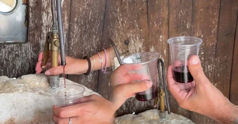 Garson yok, para yok, mekan yok: Sokağın ortasındaki çeşmeden bardak bardak şarap akıyor Sözcü Gazetesi