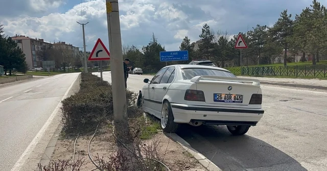 Kontrolden çıkan araç orta refüje çıktı, sürücü yaralandı Eskişehir Haberleri