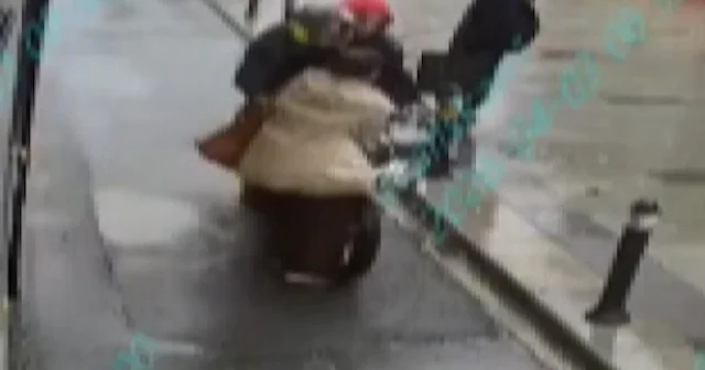 Yolcuların beklediği yerden geçen motosiklet sürücüsü İETT otobüsünden inen kadına çarptı: O anlar kamerada VİDEO İZLE