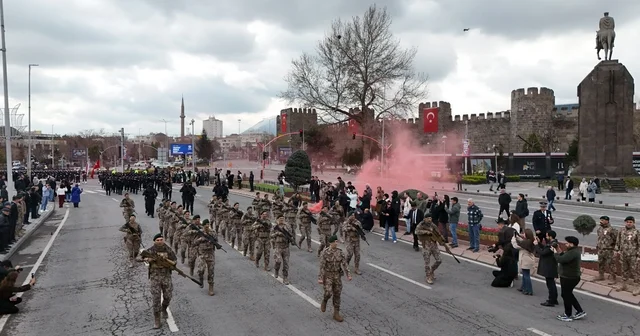 Polis haftasında Özel Harekat tan nefes kesen gösteri Tarihi kalede halatla ters iniş yaptılar Kayseri Haberleri