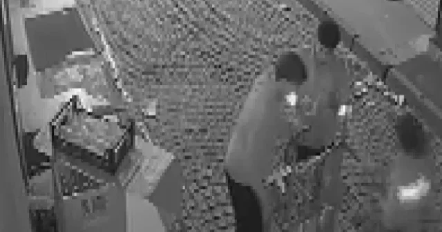 Fatih’te restoranın önündeki içecek kasalarını el arabasıyla çaldılar: O anlar kamerada VİDEO İZLE