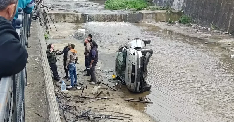Kanala uçan otomobildeki anne ve bebeği kurtarıldı