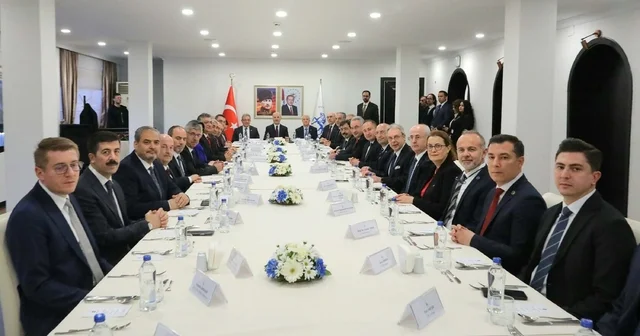 YÖK Başkanı Özvar, İzmir de Ege Bölgesi ndeki üniversitelerin rektörleriyle bir araya geldi İzmir Haberleri