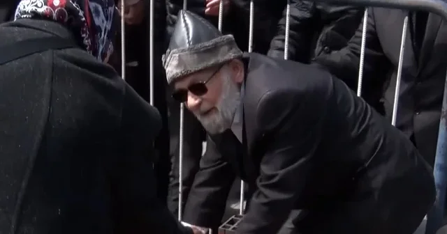 Mehmetçik sevgisiyle tanınıyor: ‘Elmacı Dede’ şehitlerimiz için elma dağıttı VİDEO İZLE