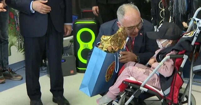 Cumhurbaşkanlığı koruma polislerinden hastanede tedavi gören çocuklara ziyaret VİDEO İZLE