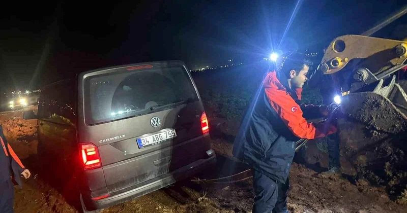 Navigasyon yardımıyla yolculuk yapan minibüsteki 10 kişi çamurlu yolda mahsur kaldı