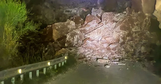 Fethiye de kaya düşmesi sonucu Faralya yolu ulaşıma kapandı Muğla Haberleri