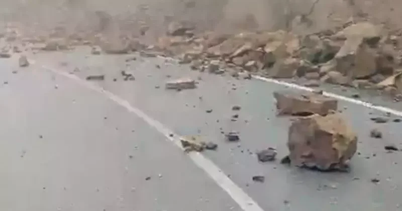 Tokat’ta yağış sonrası kaya parçaları yola yuvarlandı