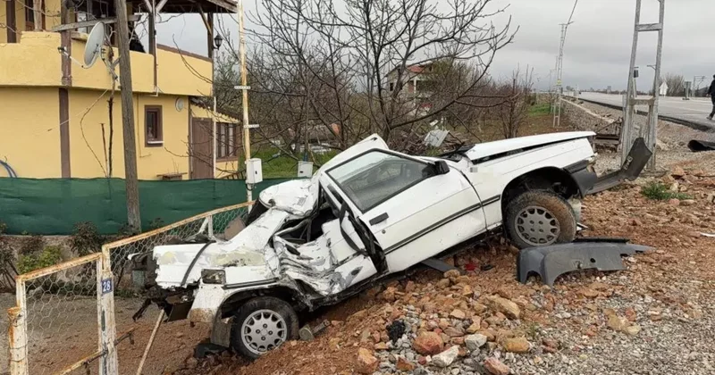 Elektrik direğine çarpan otomobil hurdaya döndü