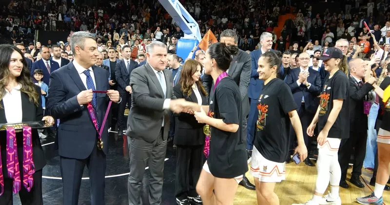 Bakan Bak, ÇBK Mersin’in şampiyonluk sevincine ortak oldu