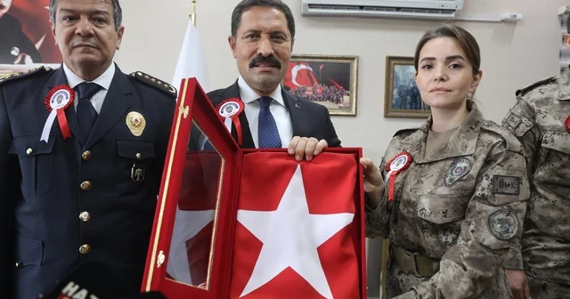 Şehidin kızı PÖH üniformasıyla babasının izinden gidiyor Şehit kızı Özel Harekat Polisi Edanur Bulkan: Polislik bana babamdan yadigar. İnşallah alnımın akıyla da bu yolda devam edeceğime inanıyorum Hatay Haberleri