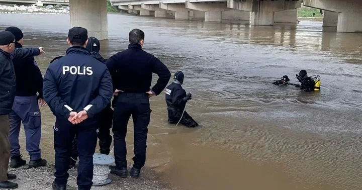 Bursa da feci olay! Dereden geçerken aracı suya gömülen sürücü hayatını kaybetti