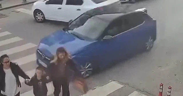 Esenyurt ta bir sürücü yayaların üzerine araç sürerek uzaklaştı VİDEO İZLE