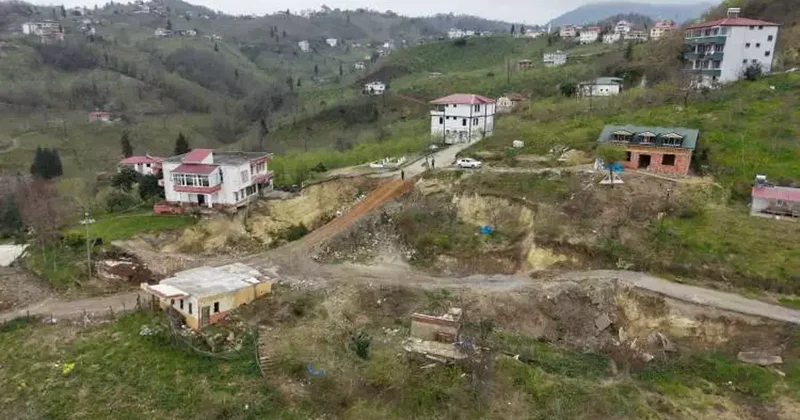 Yer: Trabzon! Bölge halkı endişeli: Mahalle santim santim kayıyor