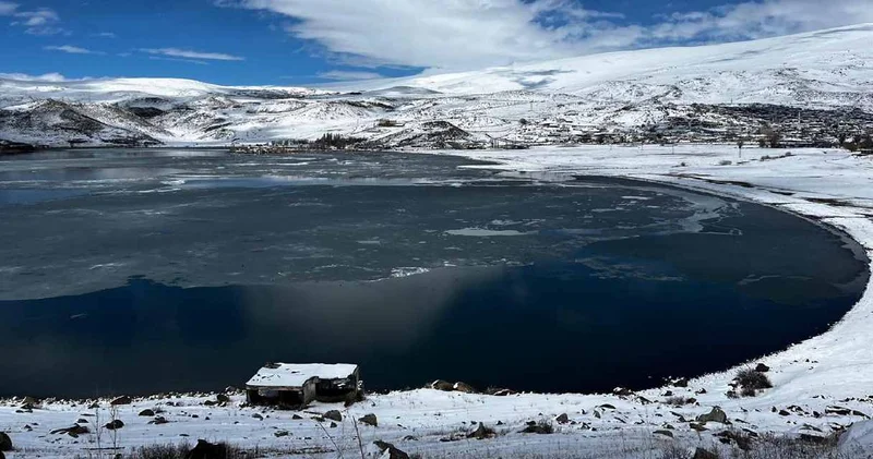 Göl eksi 25’te donmuştu: 1 metrelik buz tabakası çözülmeye başladı