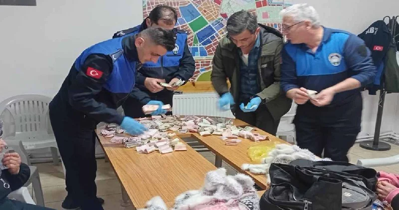 Dilencinin üzerinden çıkan parayı 4 kişi zor saydı