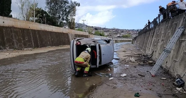 İskenderun da kanala düşen otomobildeki 2 kişi yaralandı Hatay Haberleri
