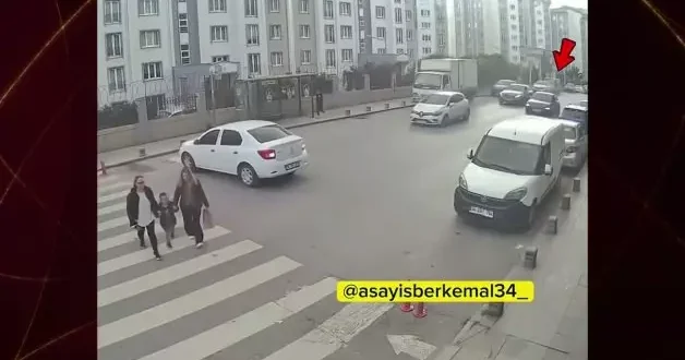 Esenyurt ta trafik magandası yaya geçidindeki anne ve çocuğunun üzerine aracını sürdü