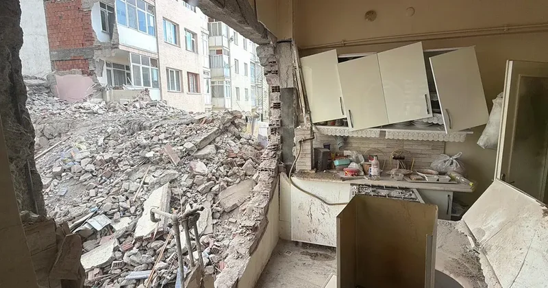 Bütün evi az daha başına yıkılacaktı! Fark etmesem devam edeceklerdi