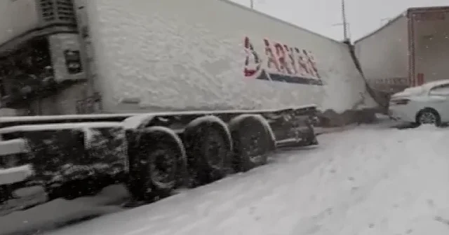 Kayganlaşan yolda araçlar duramadı: 4 tır ve 2 araç birbirine girdi VİDEO İZLE