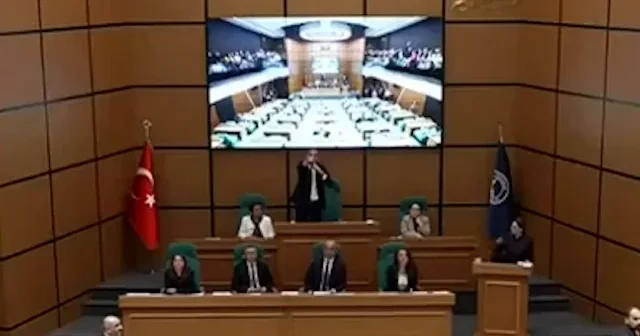 Üsküdar Belediye Meclisi’nde skandal: Vatandaşlar meclis salonundan çıkarılmak istendi VİDEO İZLE