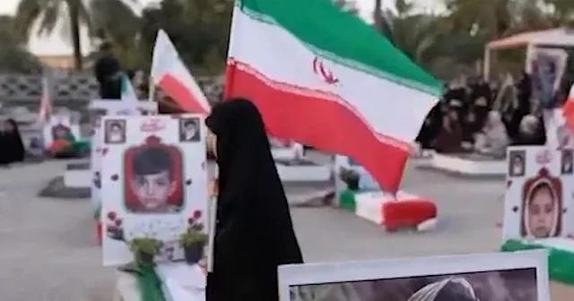 ABD ve İsrail katliamının üzerinden 40 gün geçti: İranlı çocuklar mezarları başında dualarla anıldı VİDEO İZLE