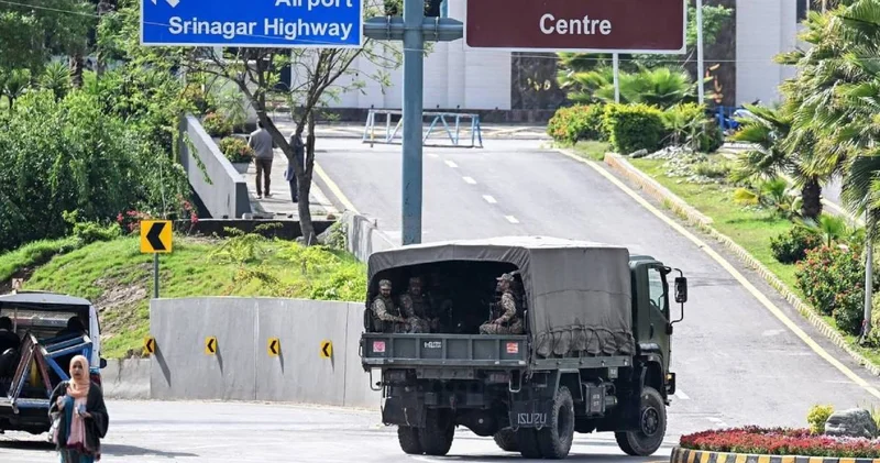 İslamabad da kritik zirve öncesi güvenlik kalkanı: Sokaklar boşaldı, ordu kontrolü ele aldı