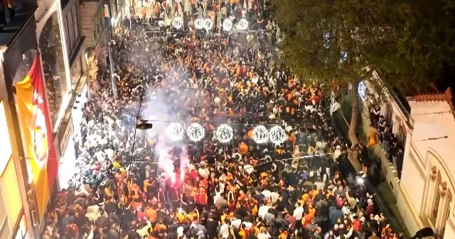 Galatasaray taraftarları şampiyonluk kutlaması için İstiklal Caddesi nde VİDEO İZLE