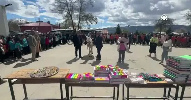 Almanya dan Erzincan a gelen gurbetçi, eşek sırtındaki kitap ve kırtasiye malzemelerini öğrencilere dağıttı