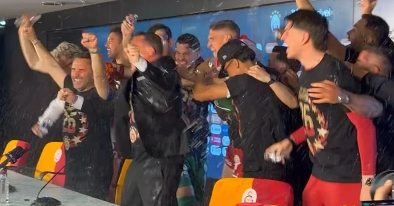 Galatasaraylı futbolculardan Okan Buruk’a basın toplantısında sulu baskın Sözcü Gazetesi