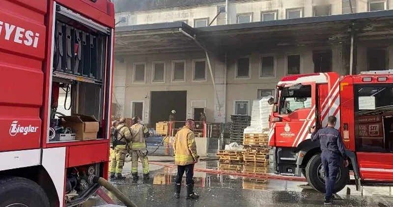 Esenyurt’ta 6 katlı plastik fabrikasında çıkan yangın kontrol altına alındı Gündem Haberleri