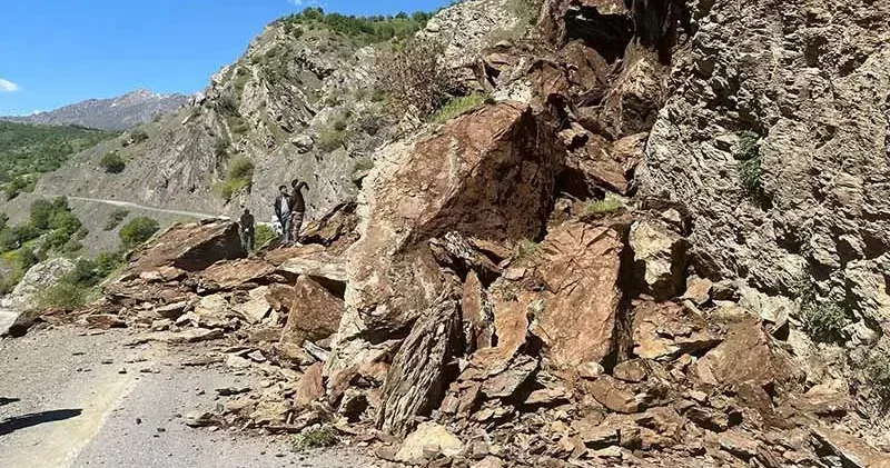 Şemdinli Derecik kara yolu, heyelan nedeniyle ulaşıma kapandı