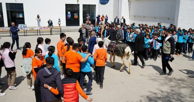 Eşekli Dostoyevski Erzincan da öğrencilere kitap dağıttı Erzincan Haberleri