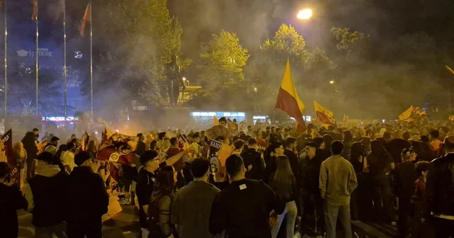 Düzceliler Galatasaray ın şampiyonluğunu kutladı Maçın bitiş düdüğü ile Galatasaray taraftarları Anıtpark ta toplandı Düzce Haberleri