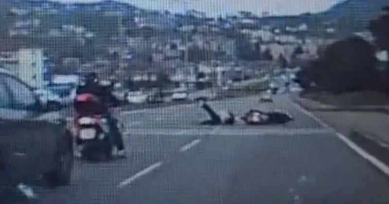 Kırmızı ışıkta geçen motosikletli yayaya çarptı: O anlar kamerada