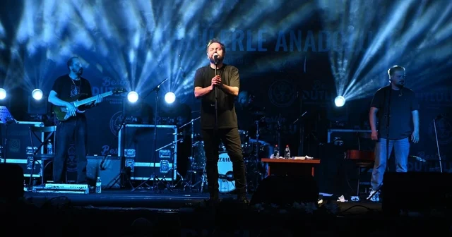 Manisa da horon ve türkülerle Karadeniz fırtınası Manisalılar, Niyazi Koyuncu konserinde hem duygulandı hem horonla coştu Manisa Haberleri