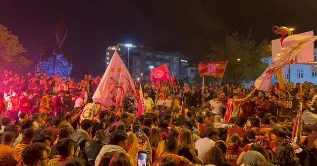Şampiyonluğu garantileyen sarı kırmızılılar Çanakkale sokaklarında şampiyonluk coşkusu yaşadı Çanakkale de 1 yaşındaki Galatasaraylı bebek 2 nci şampiyonluğunu kutladı Çanakkale Haberleri