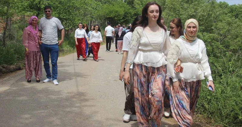 Evlenmek isteyen gençler bu yolda 1,5 kilometre yürüyerek nasiplerini aradılar