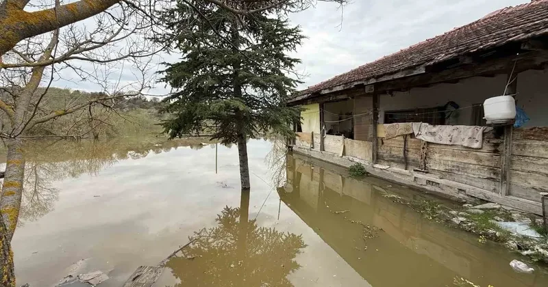 Barajın taşan suyu mahalle girişini kapattı