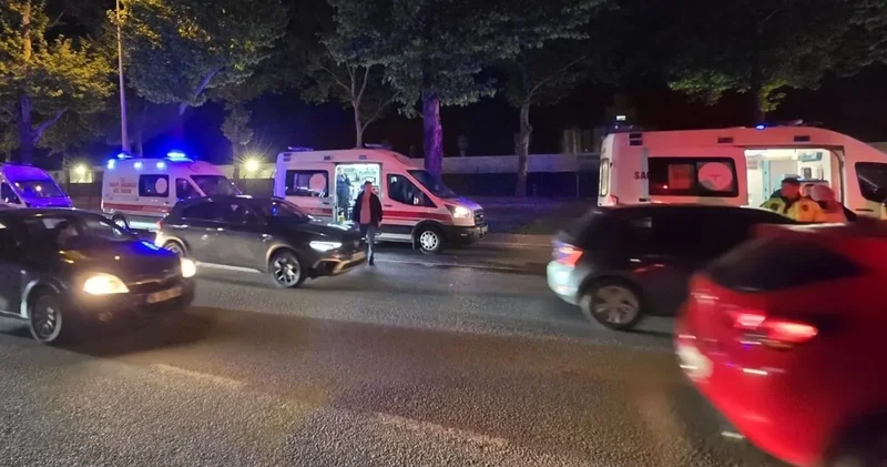 Kırmızı ışıkta bekleyen otomobile çarptı: 3 kişi hastanelik oldu