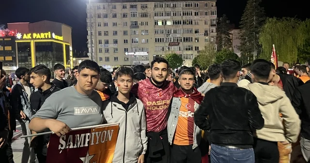 Çorum da Galatasaray taraftarlar sokakları bayram yerine çevirdi Çorum Haberleri