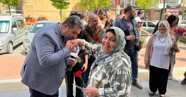 Sokaklardaki annelere karanfil dağıttılar Kırşehir Haberleri