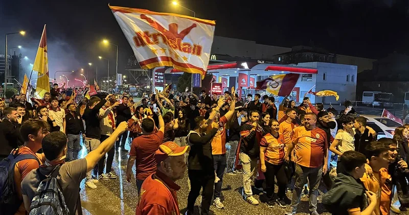 Galatasaray taraftarı meydanlara akın etti: Kutlamalar başladı