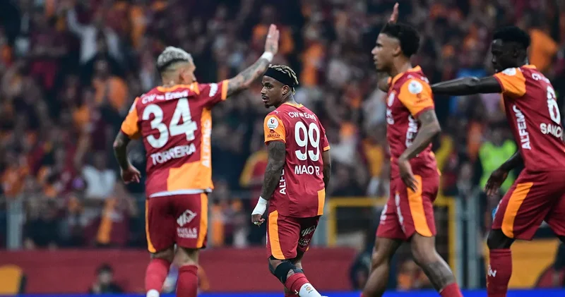 Şampiyonluğu kutlarken Galatasaray da kalacağını açıkladı