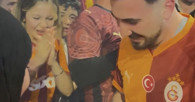 Şampiyonluk kutlamalarında evlilik teklifi sürprizi Onlarca kişi evet diye slogan attı Kayseri Haberleri