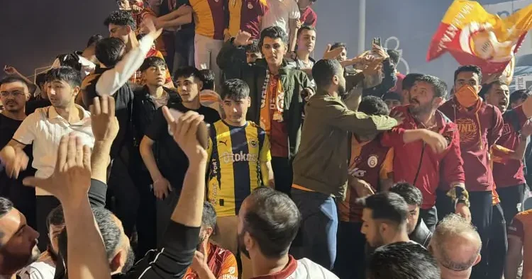 Galatasaraylı taraftarlar sokaklara döküldü