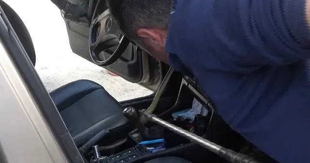 Aracına bindiğinde şoke oldu: Koltuk altından bir buçuk metrelik yılan çıktı VİDEO İZLE