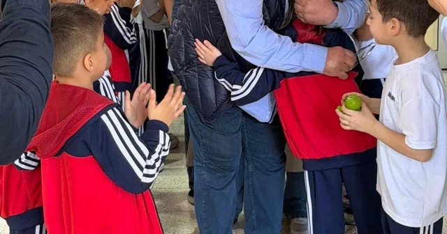 Emekliye ayrılan 43 yıllık öğretmen, öğrencilerine gözyaşlarıyla veda etti Zonguldak Haberleri