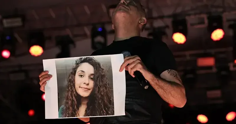 Haluk Levent, konserde Gülistan Doku’nun posteri açıp türkü seslendirdi