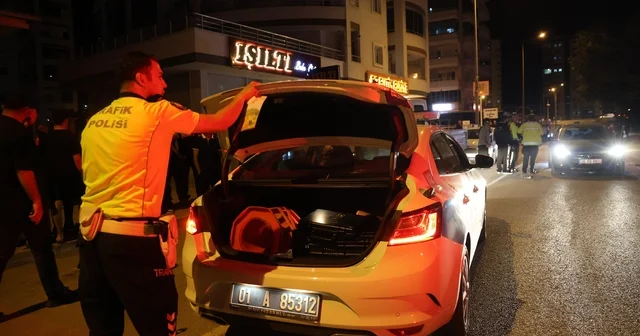 Şampiyonluk konvoyundan ayrılan alkollü otomobil sürücüsü ile motosiklet çarpıştı: 1 ağır yaralı Adana Haberleri